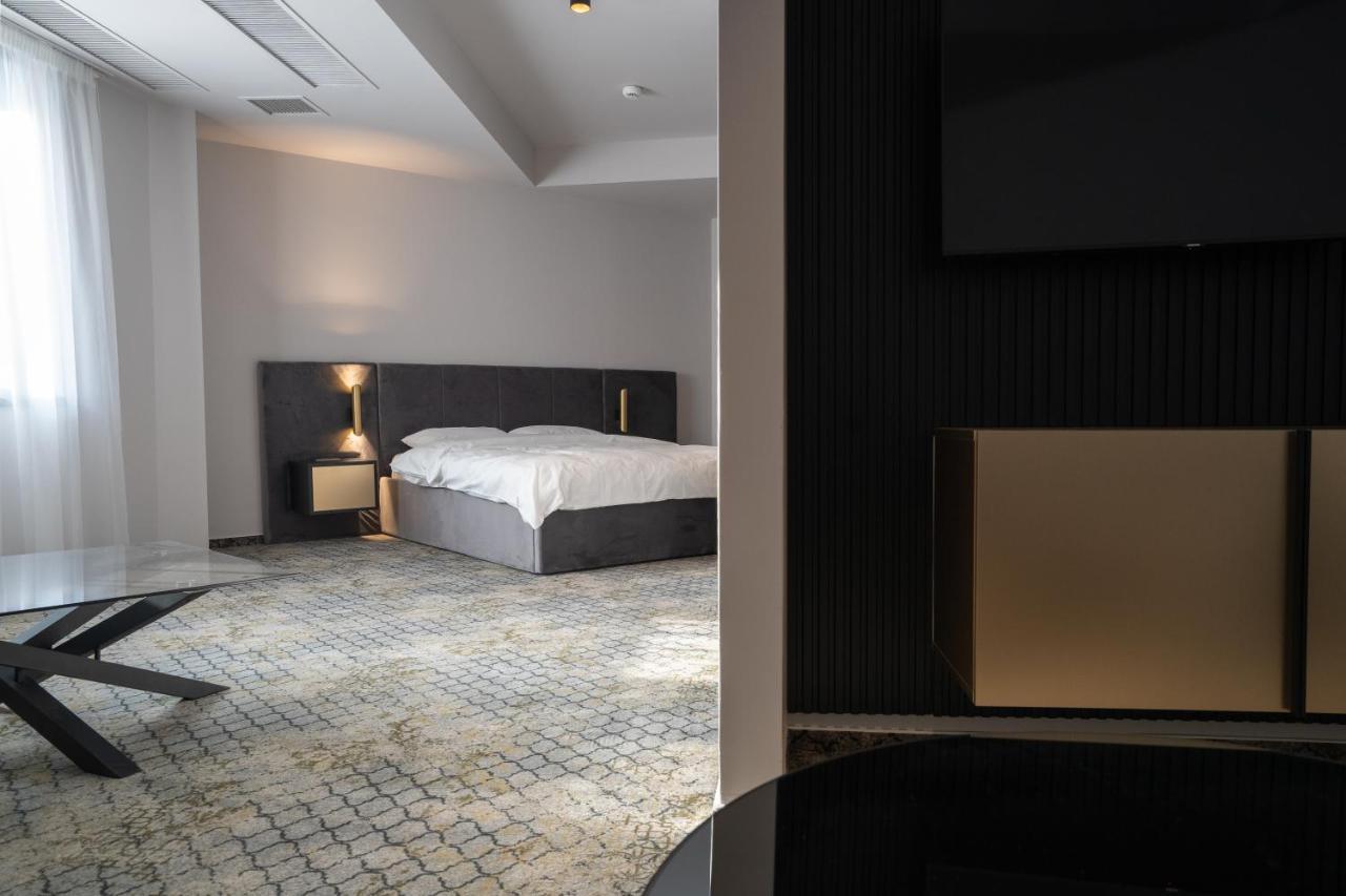 Hotel Cristal คลูจ-นาโปกา ภายนอก รูปภาพ