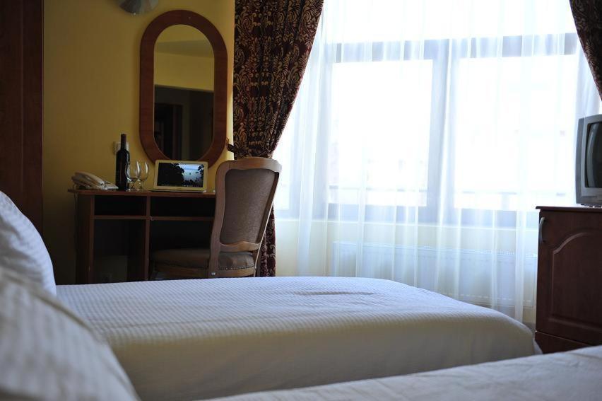 Hotel Cristal คลูจ-นาโปกา ภายนอก รูปภาพ